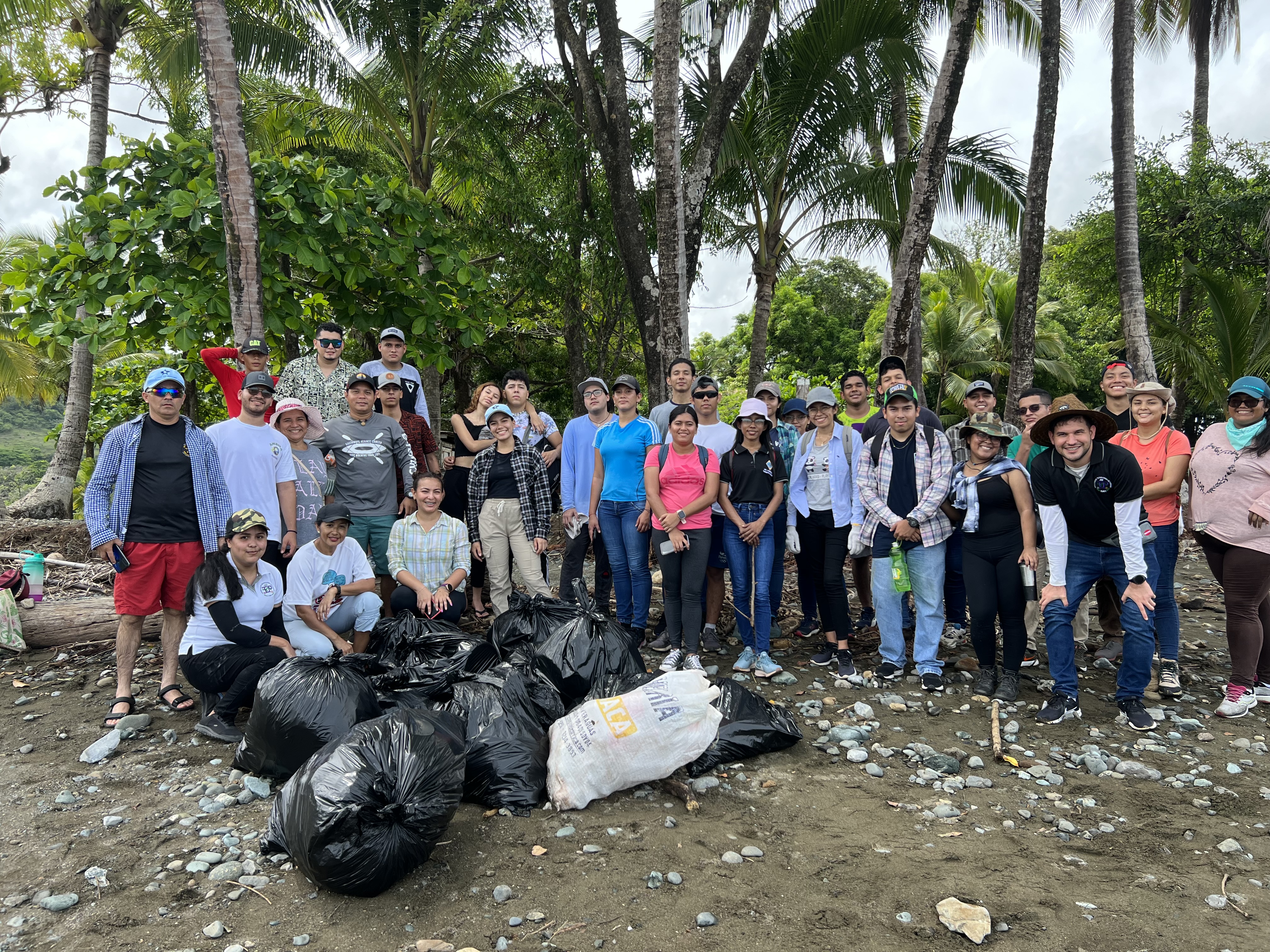 Participantes de limpiezas de playa por el Centro Regional de Veraguas