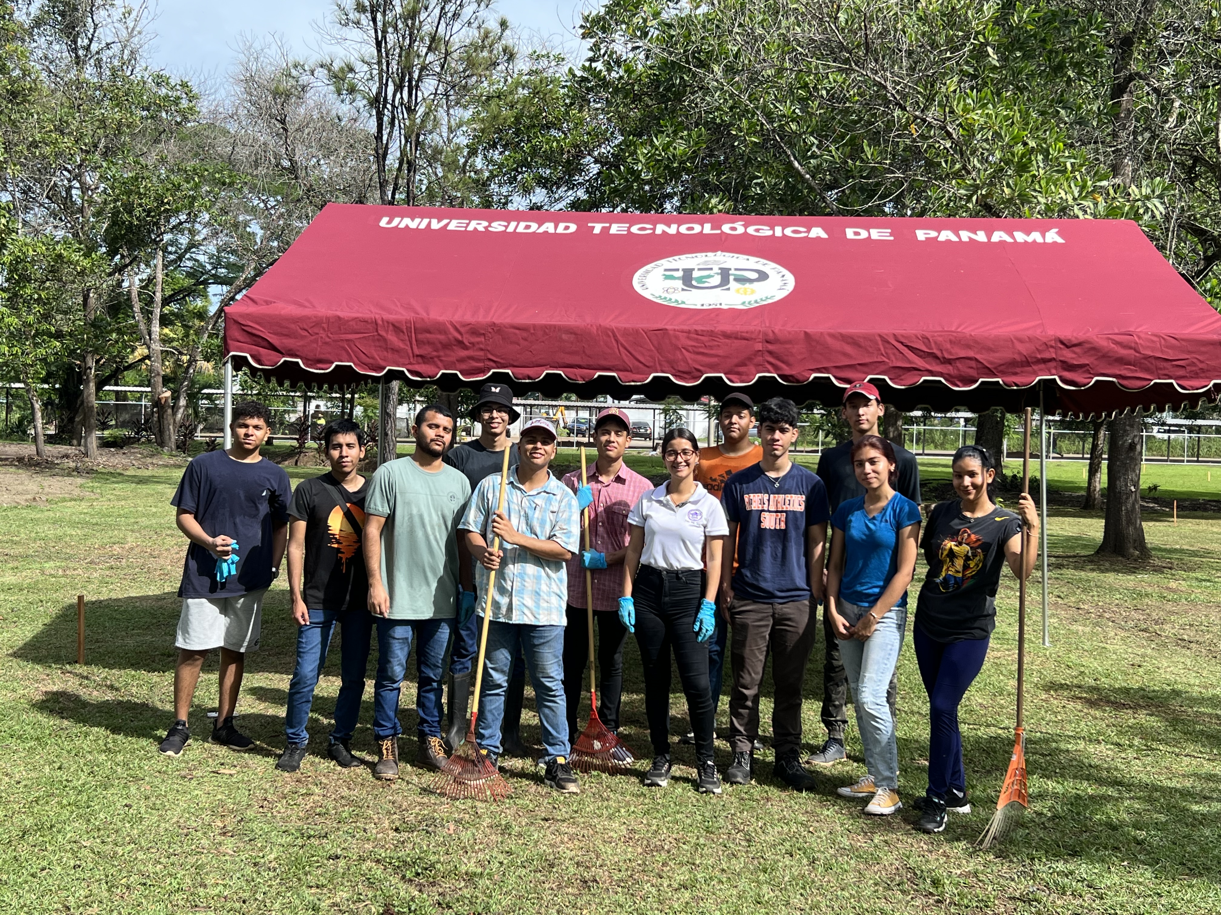 Participantes de Jornada de Reforestación, Centro Regional de Veraguas
